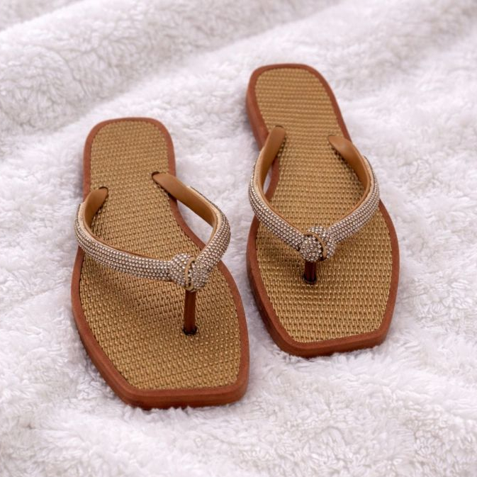 Chinelo feminino strass para o dia dia confortável rasteira com nó bico quadrado slim colorido de palha