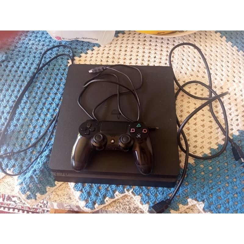 PS4 Slim 500GB + 4 Jogos + Cabos + Controle c/ Defeito.