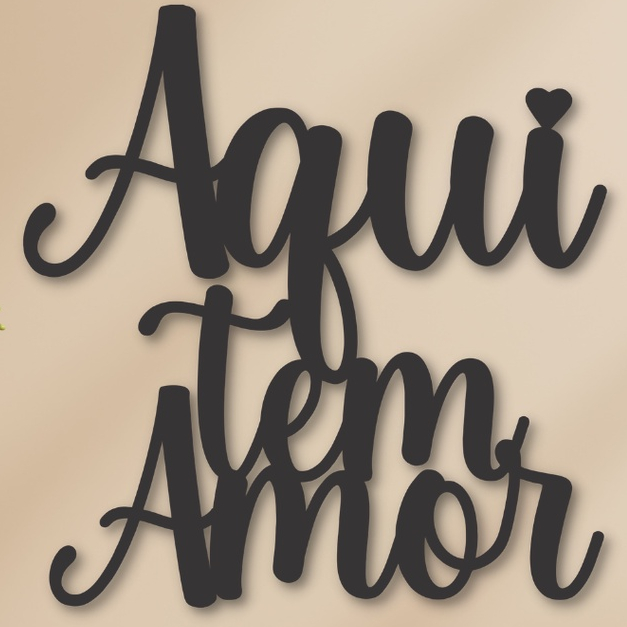 Placa Quadro Decorativo Aqui Tem Amor Frase Madeira MDF Com Fita Dupla Face Adesiva Preto Fosco