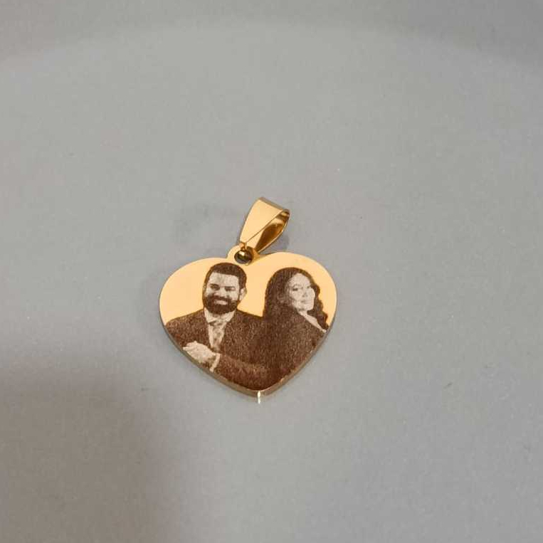 Pingente de Coração Dourado Com Foto Ultra Realista de Aço Inox