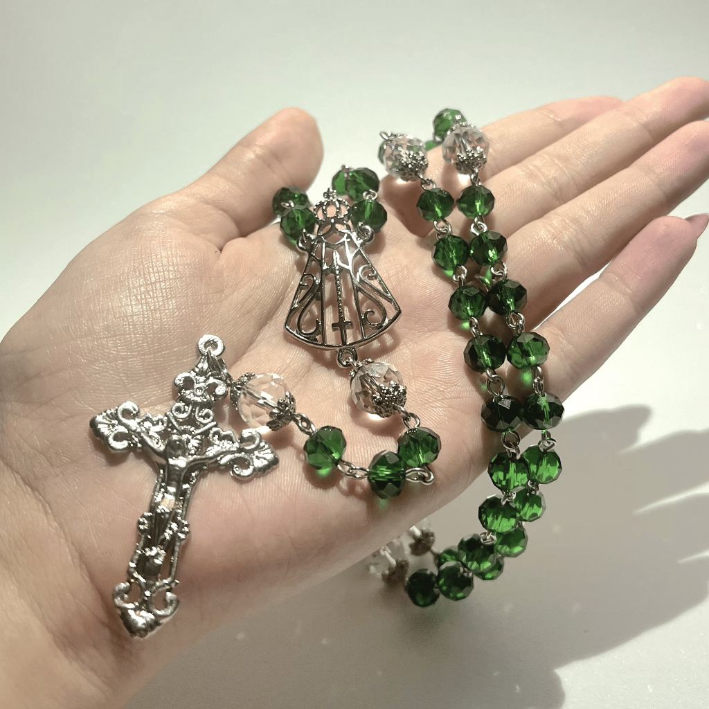 Terço Católico Artesanal Luxuoso Delicado De Cristal Verde Esmeralda E Prata De Nossa Senhora Aparecida
