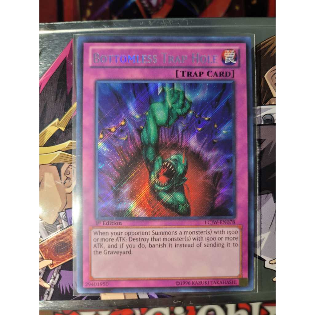 Bottomless Trap Hole - Buraco Armadilha Sem Fundo - Raridade SECRET - Yugioh! Original Konami.