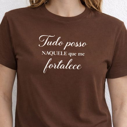 Camisa Camiseta T-Shirt Cristã 100% Algodão Versículos "Ele nos amou primeiro"