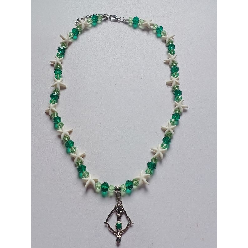 Chocker Oxóssi Tons de Verde Maré de Axé Artesanal Praiano Pingente Arco e Flecha Umbanda
