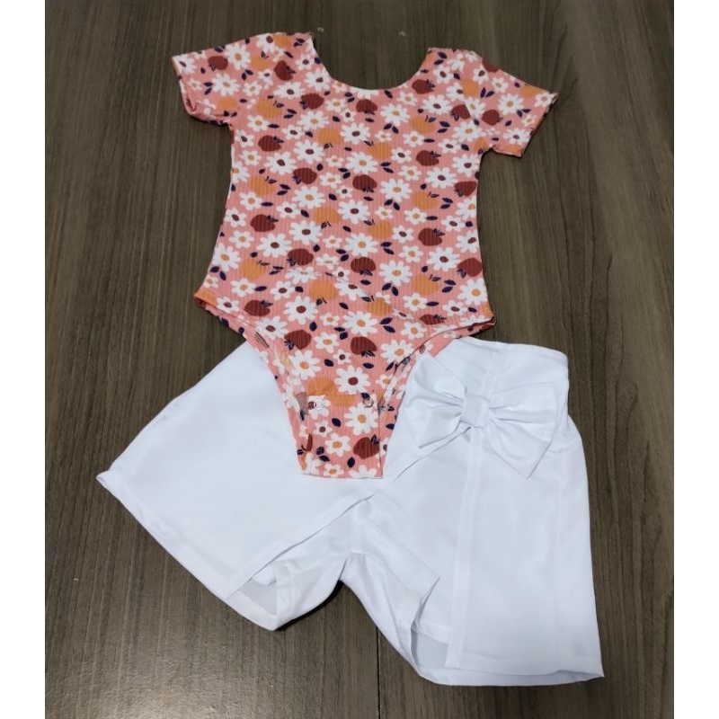 Conjunto Infantil Shorts Saia com laço + Body Floral Canelado com Botão