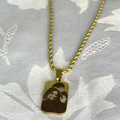 Corrente e Pingente Placa Pequeno de Aço Inox Dourado Personalizado com Foto Ultra Realista com Gravação a Laser