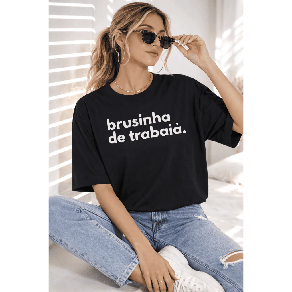 Camisa Camiseta Frase Engraçada Brusinha Di Trabaia Blusa Leve Confortável 100% Algodão — imagem 1