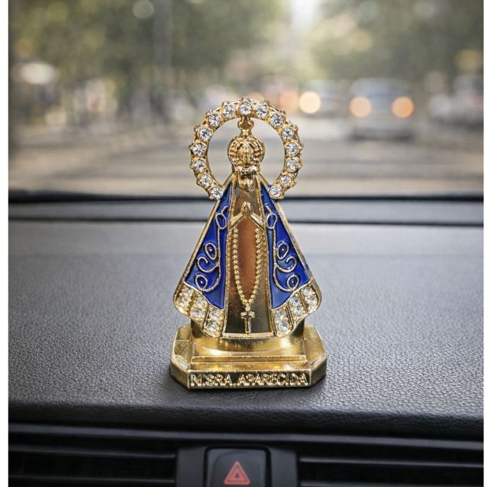 Miniatura Santinha Painel de Carro Dupla Face – Nossa Senhora Aparecida Dourada de Metal com Coroa e Strass.