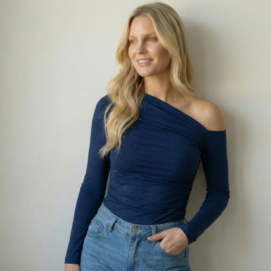 Blusa feminina manga longa estilosa detalhe no ombro drapeado