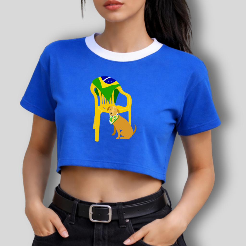 Camiseta Feminina Cropped Estampa Cadeira de Bar e Cachorro Caramelo Blusinha T-Shirt Brasil