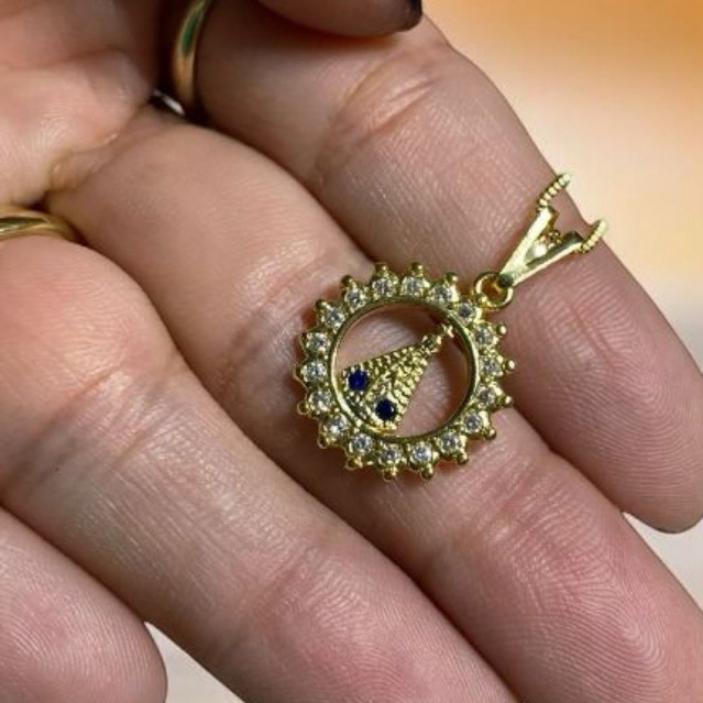 Gargantilha Colar Nossa Senhora Aparecida pingente redondo com strass folheada a ouro 18k - Cód 003