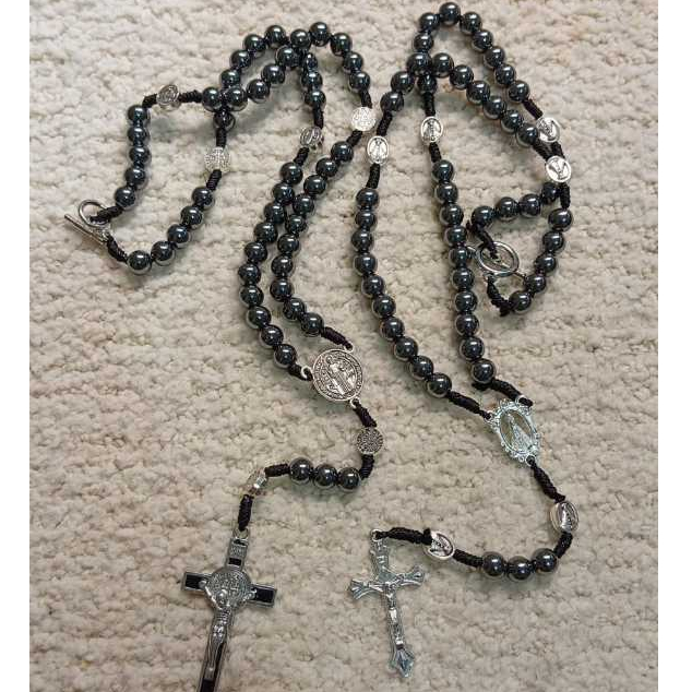 Terço Colar Hematita Nossa Senhora Aparecida e São Bento (Serve no Pescoço) 40cm