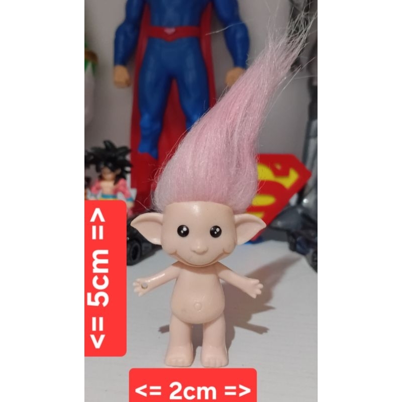 Boneco Troll vintage, um item colecionável popular conhecido por seu cabelo colorido e design nostálgico. Tipo: Figura-.
