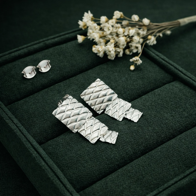 Brinco Três Chapas Detalhada em Prata 925 Legítima Feminino Moderno