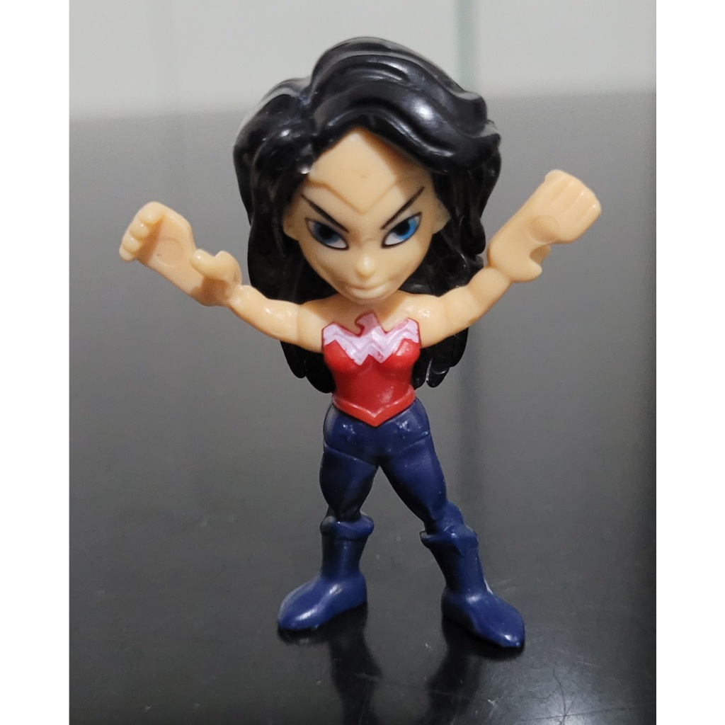 Boneco Miniatura DC Liga da Justiça Mulher Maravilha Kinder Joy 2021