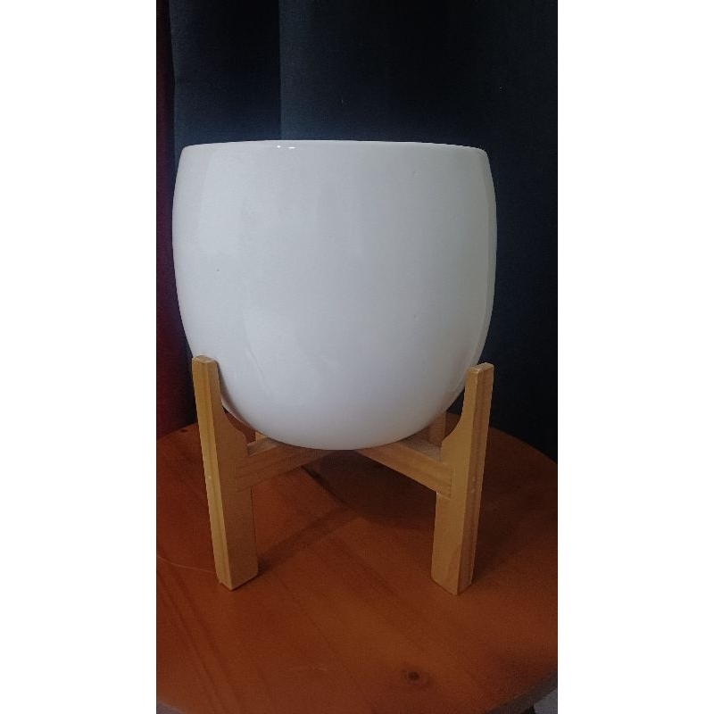 cachepo cerâmica esmaltado branco com pezinho de madeira vaso 20cm altura 19cm boca pezinho madeira 16cm altura 24cm