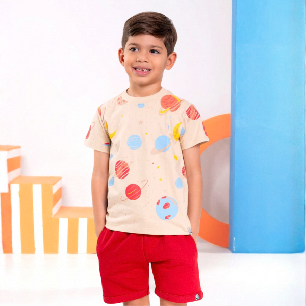 Conjunto Infantil Masculino Espaço – Camiseta Bege Estampada e Short Vermelho