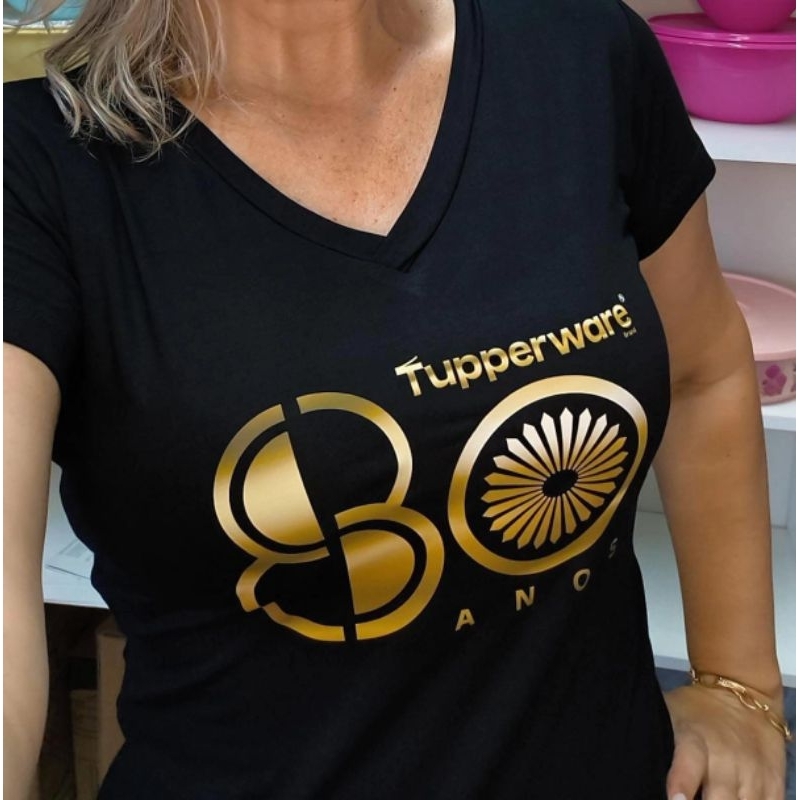 Blusa Baby Look em Viscose com Lycra – Conforto & Estilo – Estampa "Tupperware 80 anos" em Oferta na Shopee