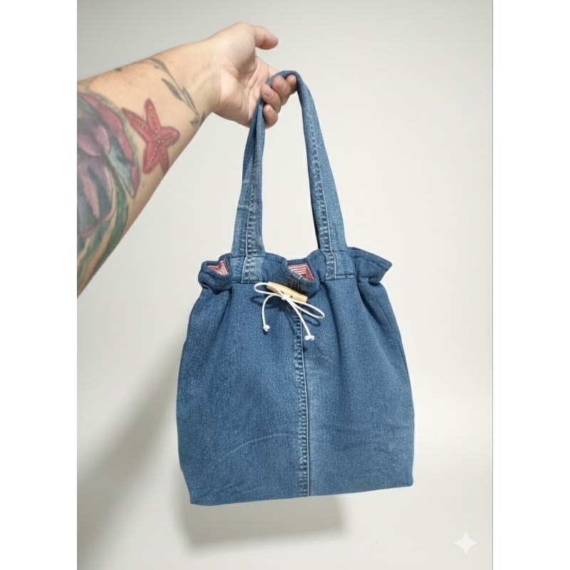Bolsa modelo saco Jeans Upcycled - Blessed ToGo | Sustentável & Exclusiva
