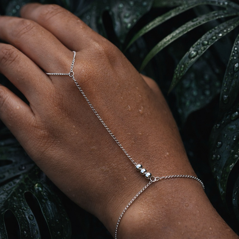 Pulseira Hand Chain com Bolinhas Lisas Estilo Mão Feminina Luxo Minimalista em Prata 925
