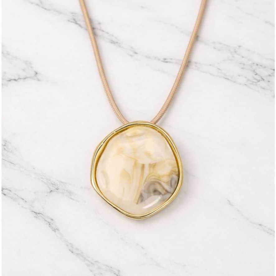 Colar Feminino com um  Fio Encerado com Pingente Oval  em Resina Azul Estilo Boho Artesanal em Oferta na Shopee