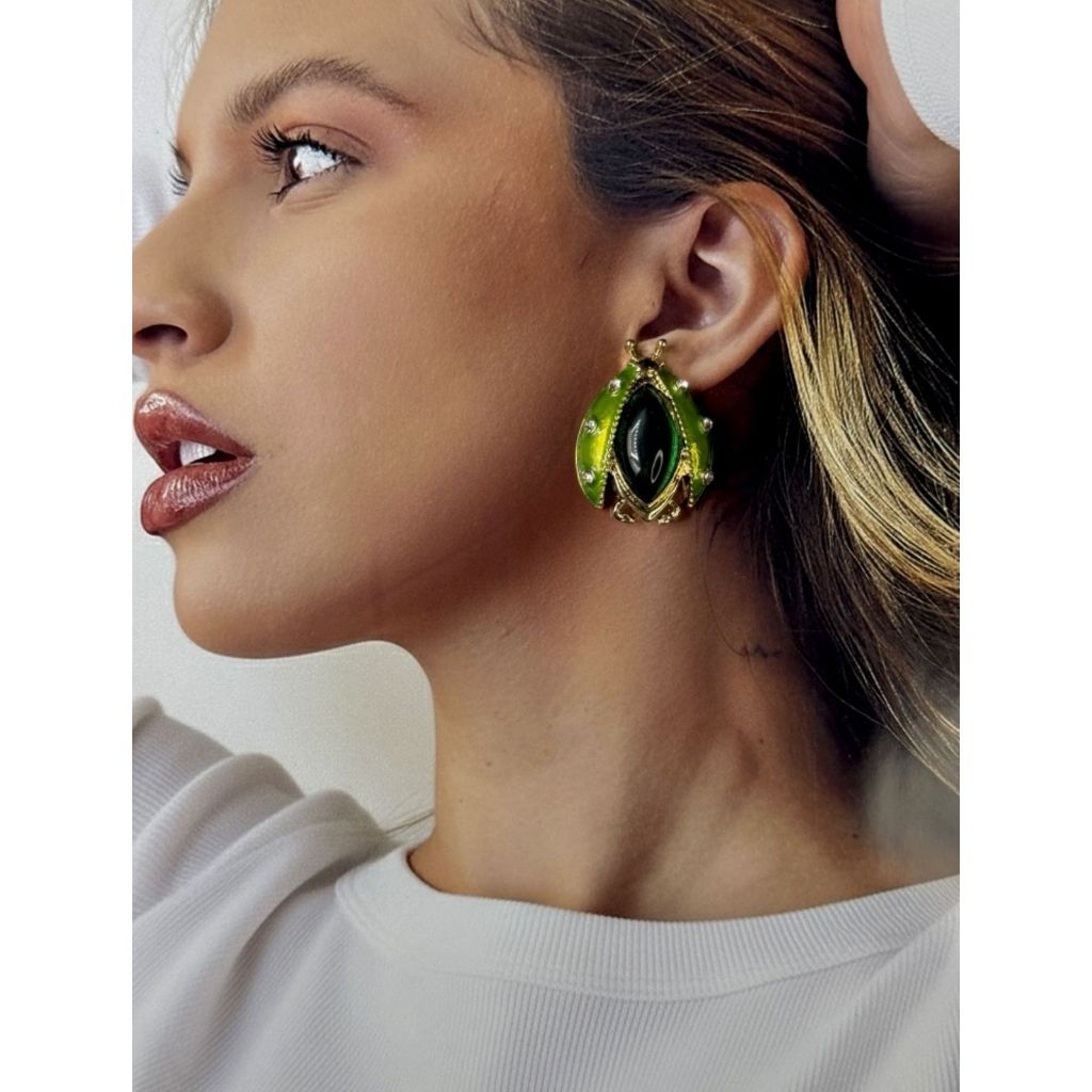 Brinco Joaninha - Brinco Verde Esmaltado Joana Strass Dourado Pedra Central Maximalista