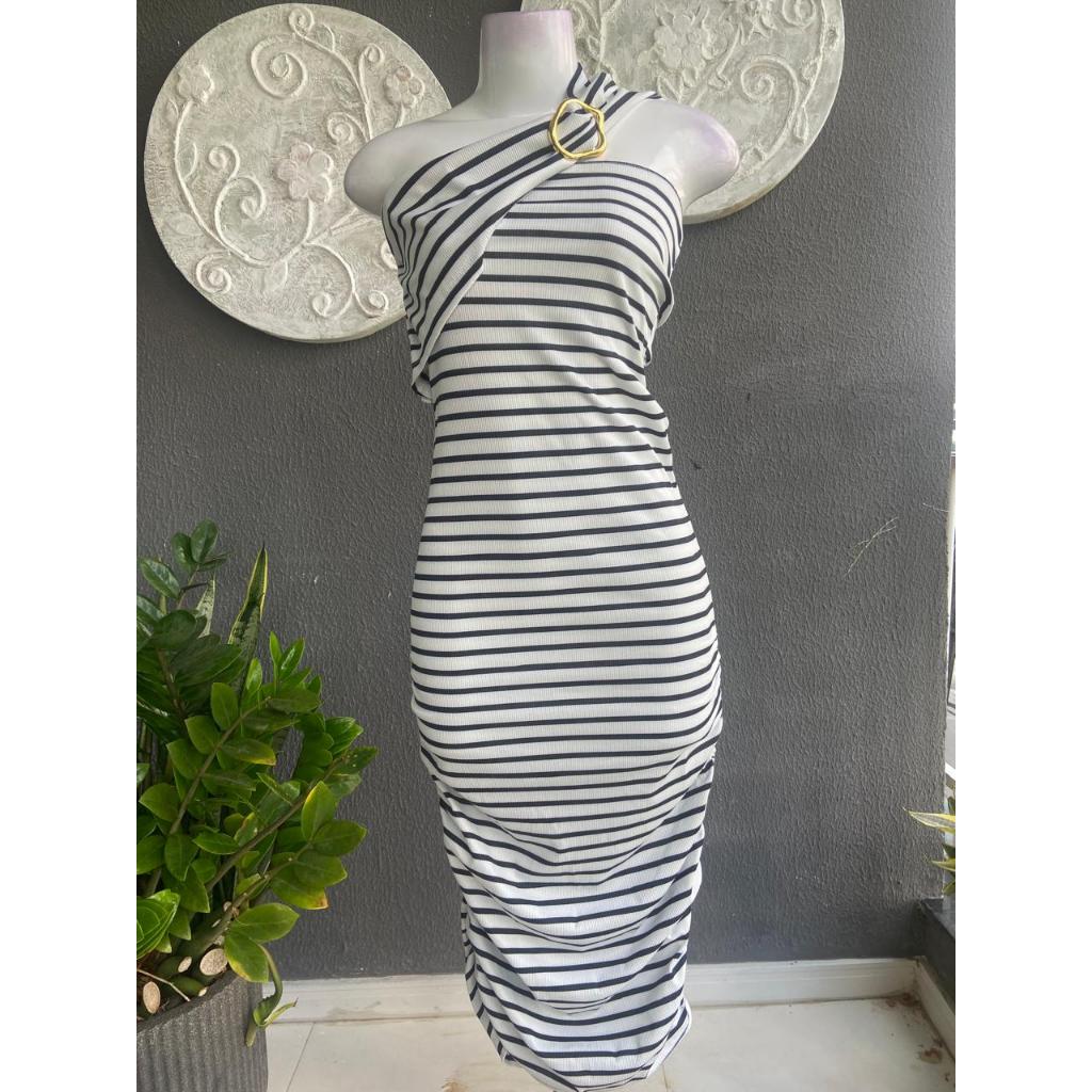 VESTIDO TUBINHO TOMARA QUE CAIA COM FAIXA E DETALHE EM FIVELA DOURADA NO OMBRO, EM MALHA CANELADA RIBANA