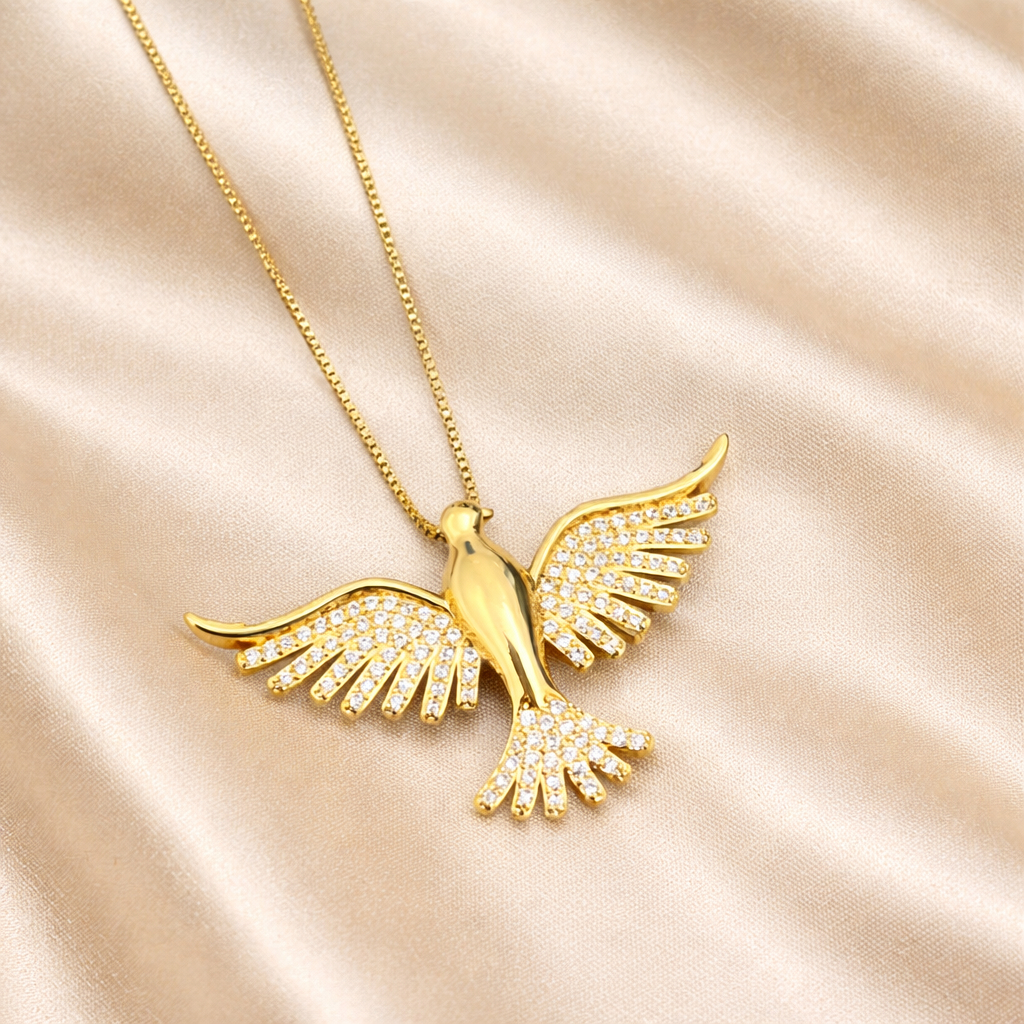 Colar Espírito Santo Religioso Pássaro Dourado com Pedras Zircônia Brilhante Banhado a Ouro 18K