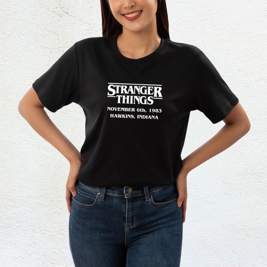 Camiseta Feminina Stranger Things Hawkins 6 Novembro 1983 Will Byers Seriado Preta Algodão