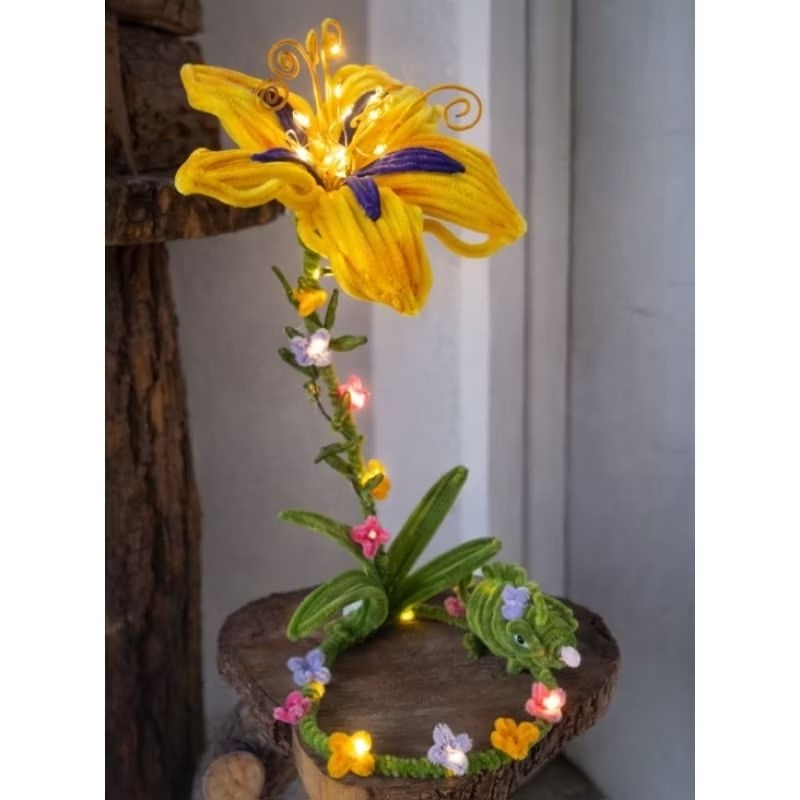 Flor da rapunzel|Luminária Lírio da Rapunzel com Pascal+Cartão – Flor Encantada LED | Presente Especial