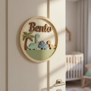 Enfeite de porta maternidade dinossauro mdf pintado nome personalizado. em Oferta na Shopee