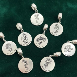 Berloque Emoções Medalha Estilo Desenho Animado em Prata 925