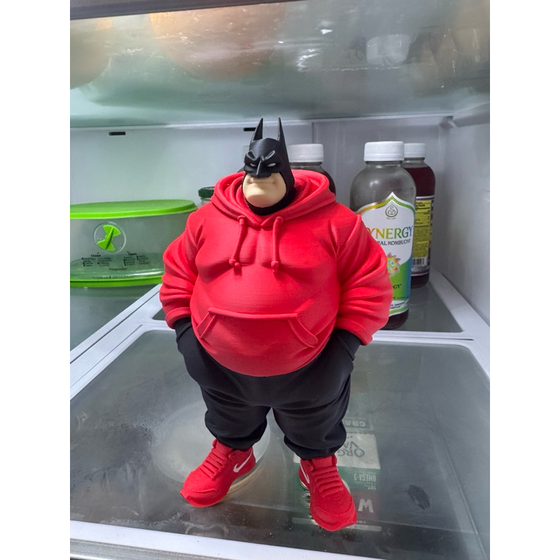 Boneco Decorativo com Moletom Vermelho – Peça Moderna para Decoração