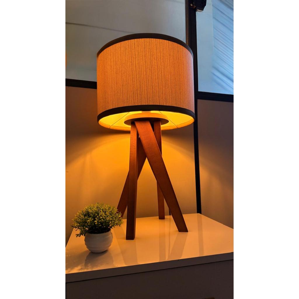 Abajur de Mesa Tripé Madeira Cristal Luxo - Luminária de Cabeceira Quarto e Sala Design Moderno Premium