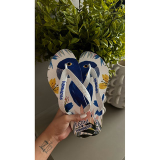 Chinelo Arara Colorida: Conforto e estilo para os dias de sol.