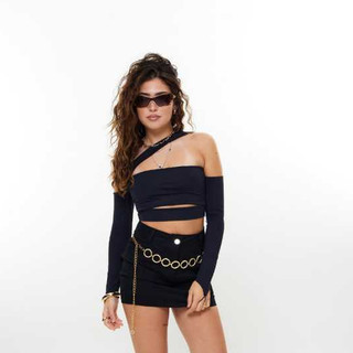 Cropped Preto Assimétrico com Recortes Manga Longa  Lily Modela o Corpo Tendência
