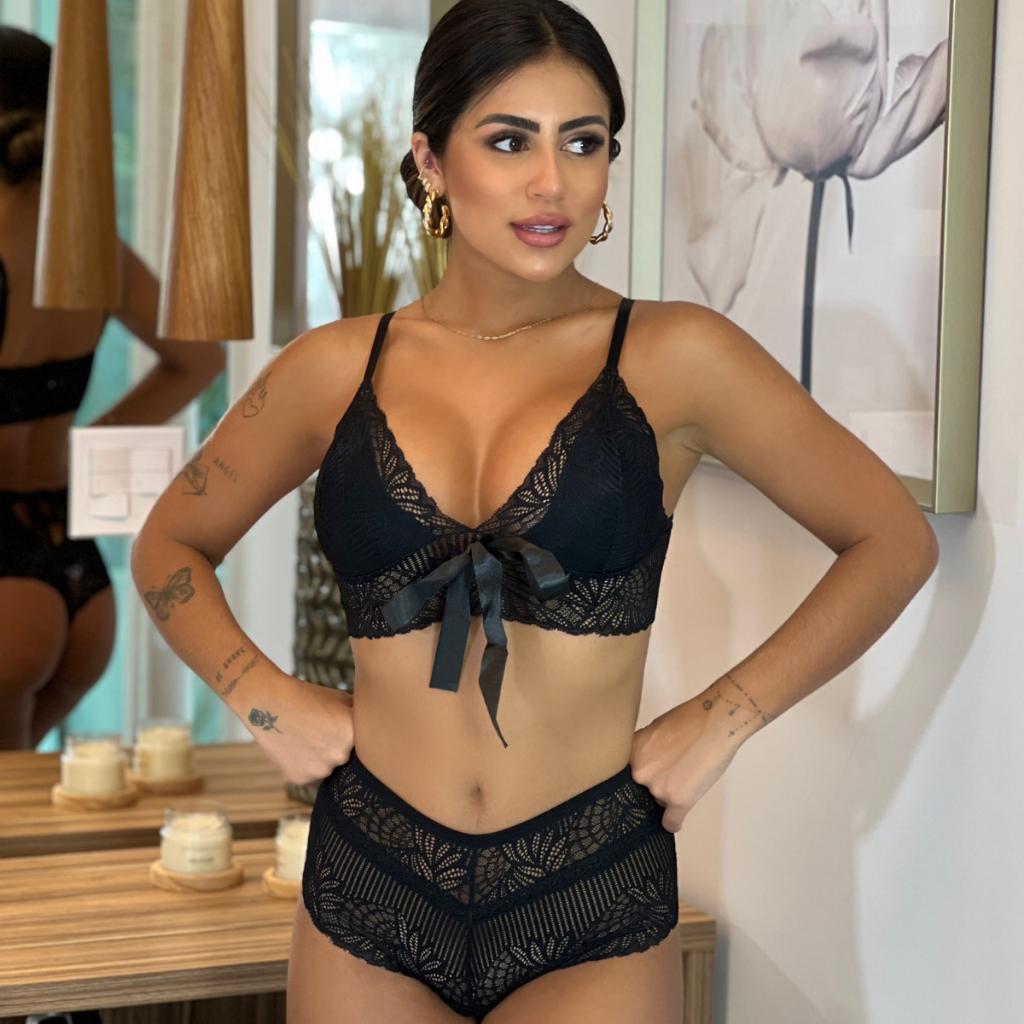 Conjunto Sensual em Renda com Laço de Cetim