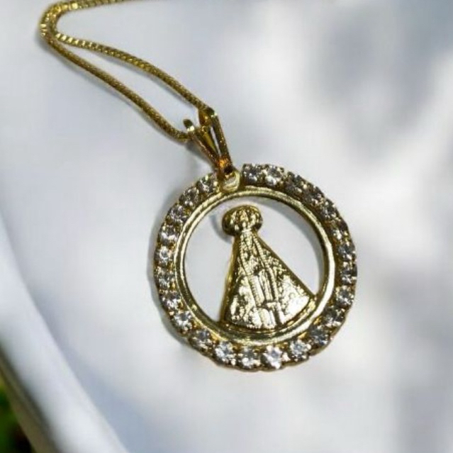 Gargantilha Colar de Nossa Senhora Aparecida redondo com strass folheada a ouro 18k