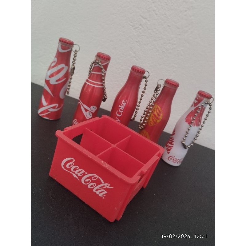 6 Mini Garrafas Coca-Cola com Corrente e Engradado Exclusivo