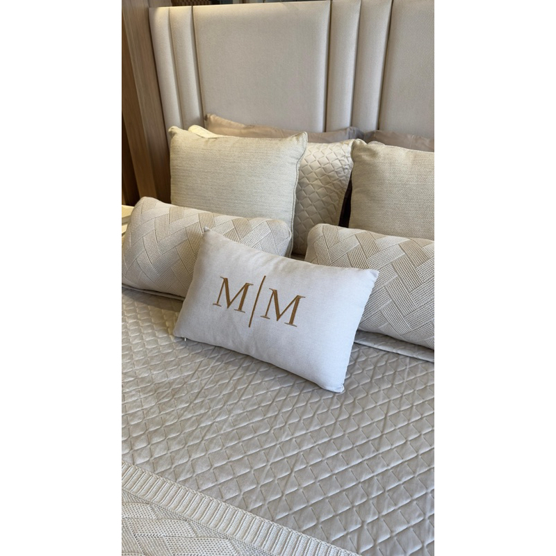 Almofada Iniciais Bordadas Personalizadas com Enchimento Fibra Siliconada Baguete Linho Veludo