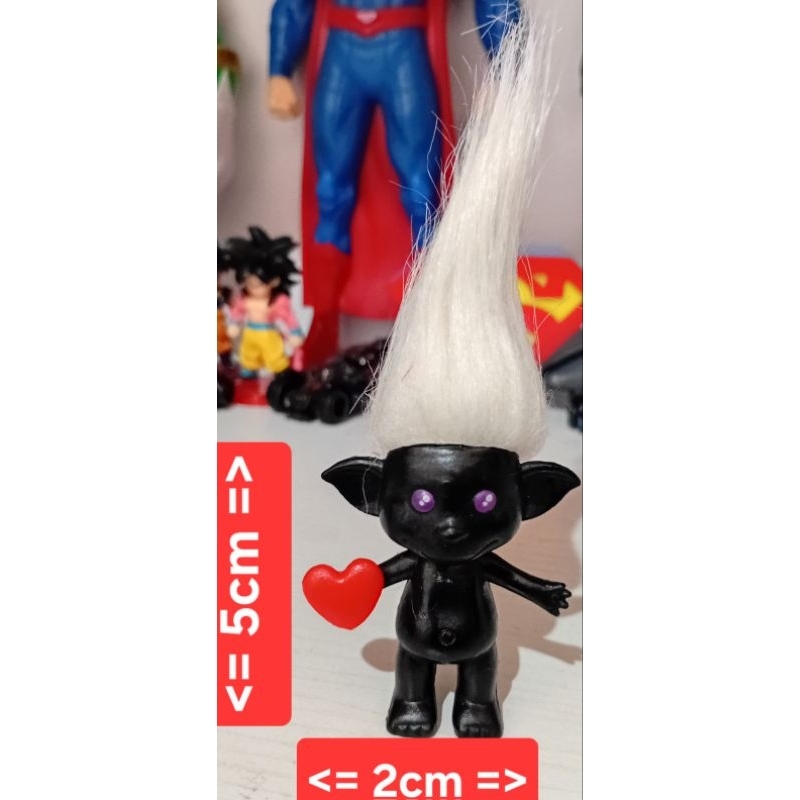 Boneco Troll - Trata-se de uma figura de ação pequena com cabelo branco comprido e olhos roxos, segurando um pequeno cor