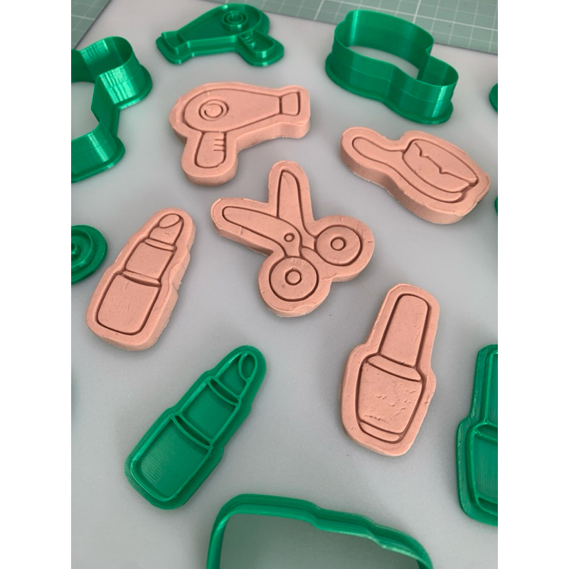 Kit Carimbo e Cortador Biscoito Salão - Batom, Esmalte, Tesoura, Escova , Secador e Chapinha