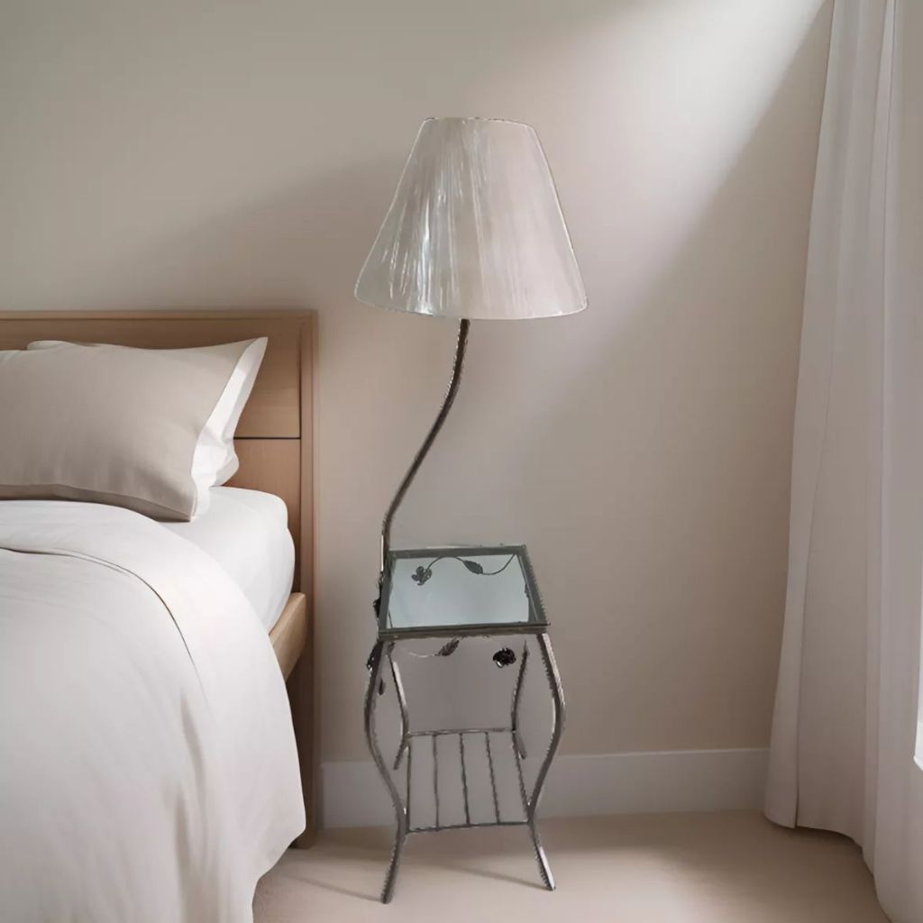 Mesa de canto com luminaria coluna com abajur de flor cupula tnt cafe com leite sala quarto decoraçao