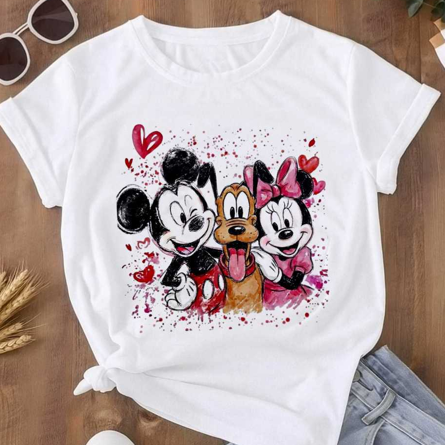 Camiseta Feminina Mickey e Minnie com Pluto – Estampa Disney Aquarela Coração – Presente Namorados