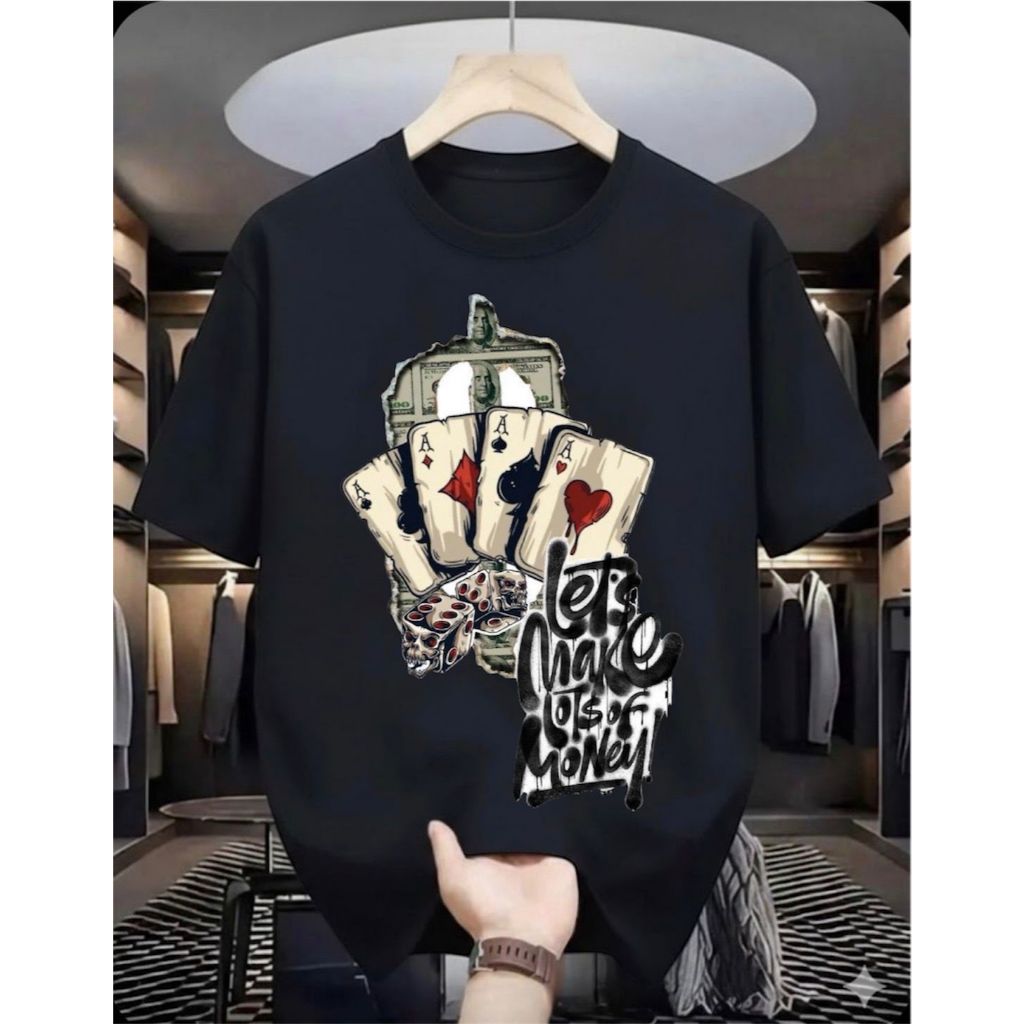 Camisa de algodão estampada baralho nas cores preta e branca, confeccionada com tecido macio e respirável que garante