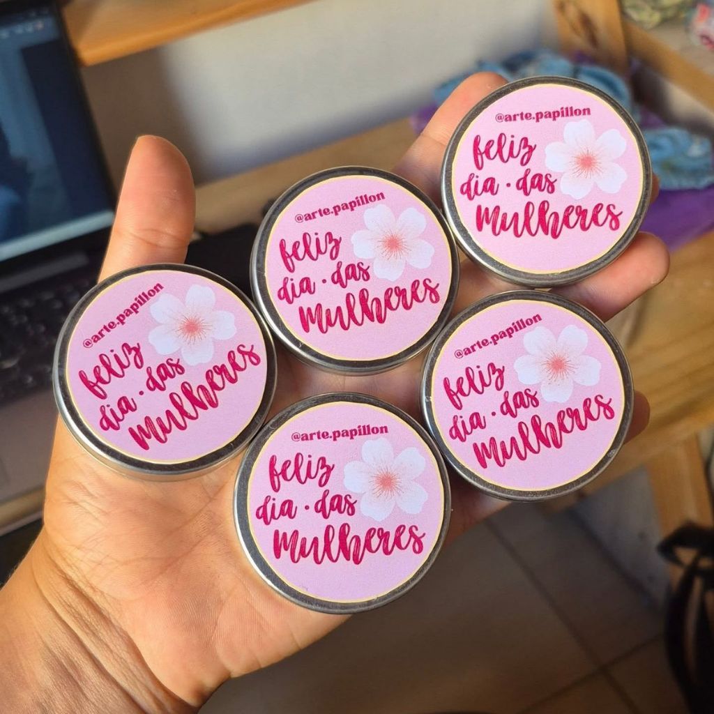 Kit 25 Velas na Latinha DIA DAS MULHERES - COM SEU LOGO - Saquinho de Organza - Velas Lembrancinhas em Oferta na Shopee