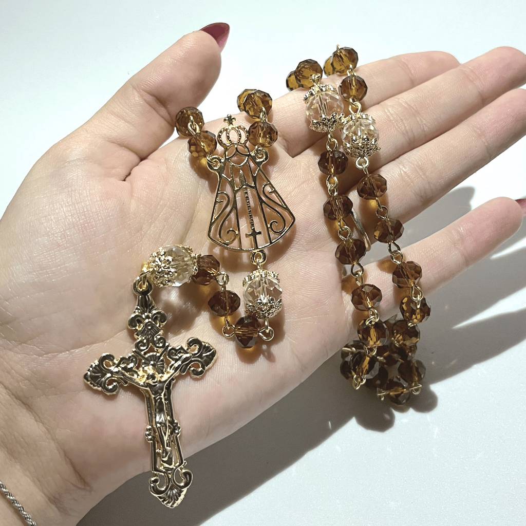 Terço Católico Artesanal Luxuoso Delicado De Cristal Marrom Âmbar E Dourado De Nossa Senhora Aparecida