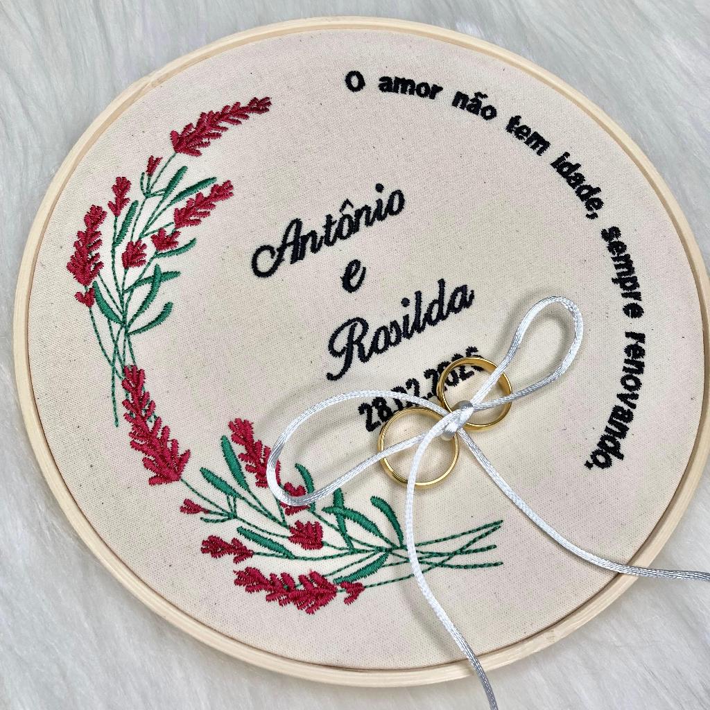 Bastidor Bordado Porta-Aliança Aro 20 Porta Aliança Bordado Personalizado com Frase Desejada