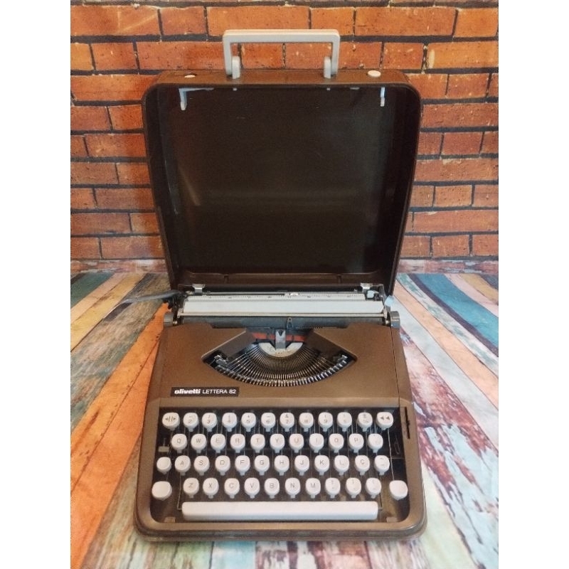 Máquina de Escrever Olivetti Lettera 82 Marrom