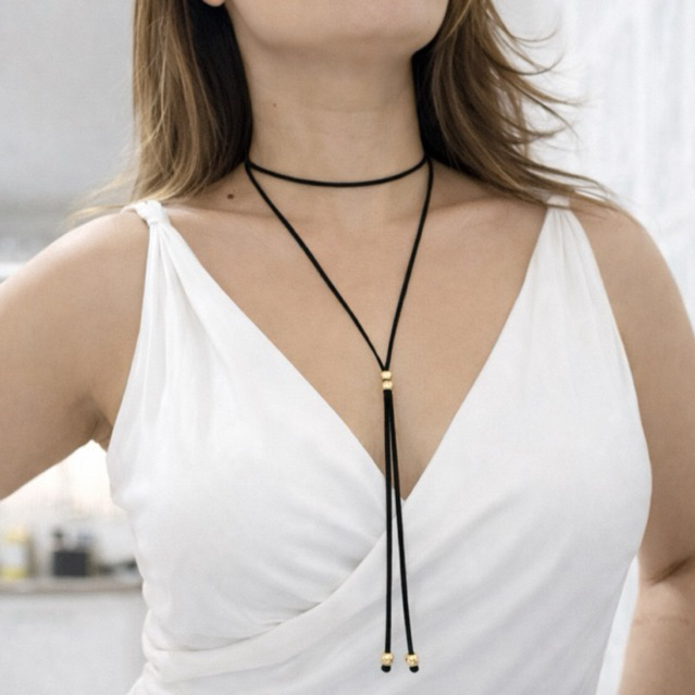 Colar gravatinha courinho dourado ou prata várias cores em Oferta na Shopee